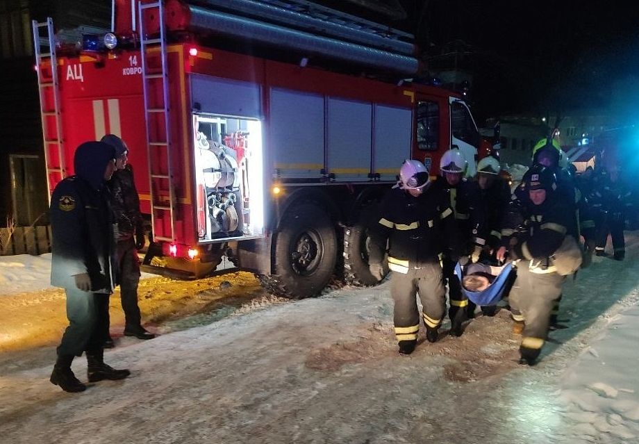 Во Владимирской области на пожаре сотрудники МЧС спасли двоих пострадавших
