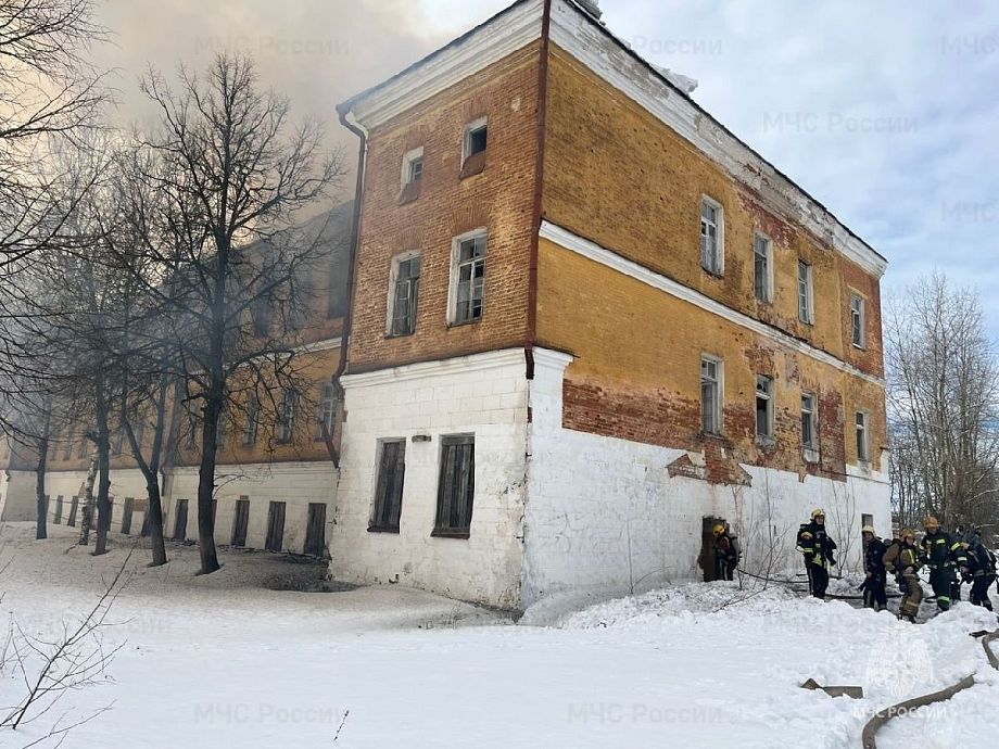 Во Владимире на территории Октябрьского военного городка потушен пожар в 400 кв.м 
