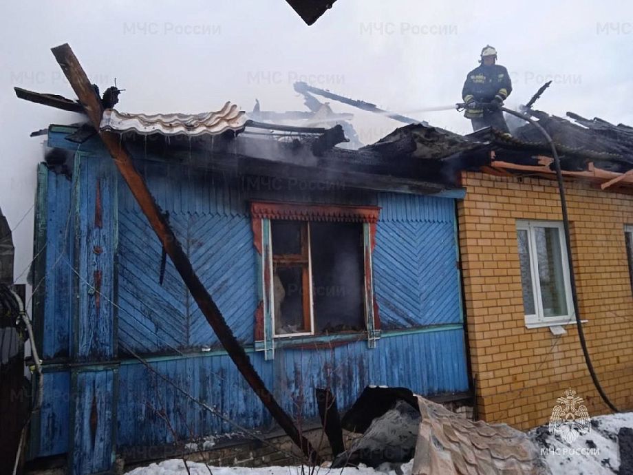 Во Владимирской области 14 пожарных отстояли дом от огня