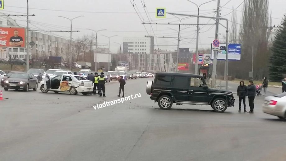 Во Владимире на перекрестке у "Белого дома" столкнулись джип и такси