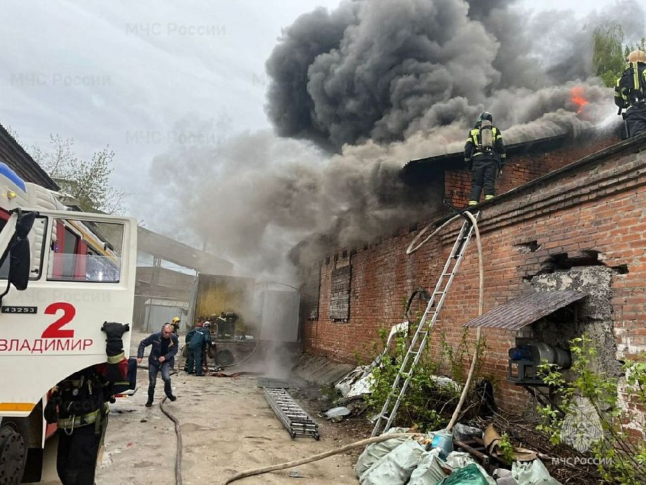 Во Владимире сотрудники МЧС ликвидировали пожар на складе