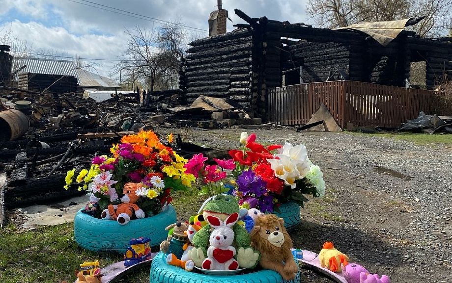 Жители посёлка Степанцево Владимирской области несут цветы и игрушки к дому, где погиб ребёнок