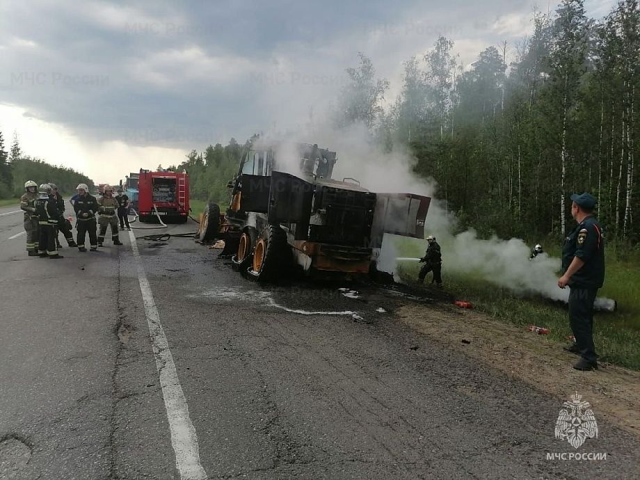 Во Владимире, на трассе М-7 сгорел трактор