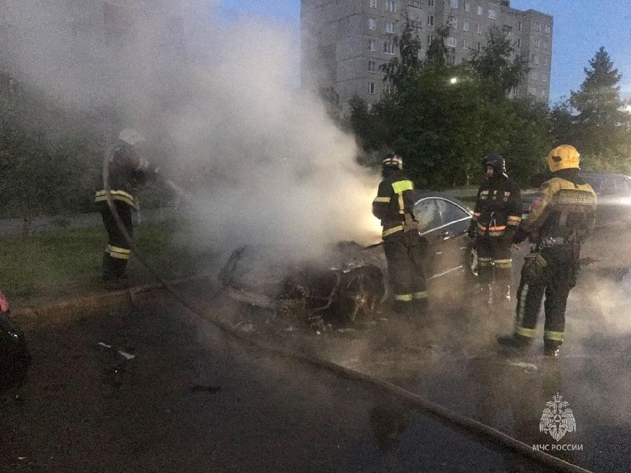 Во Владимире ночью сгорел автомобиль и пострадал от огня соседний