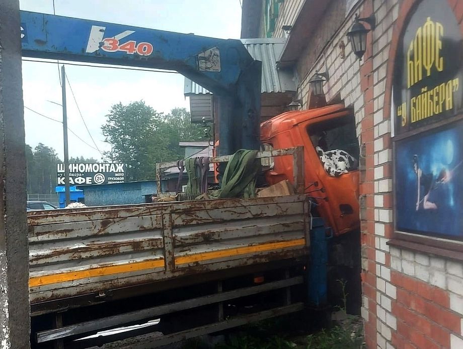 Во Владимирской области на М-7 грузовой автомобиль врезался в кафе: стали известны подробности ДТП