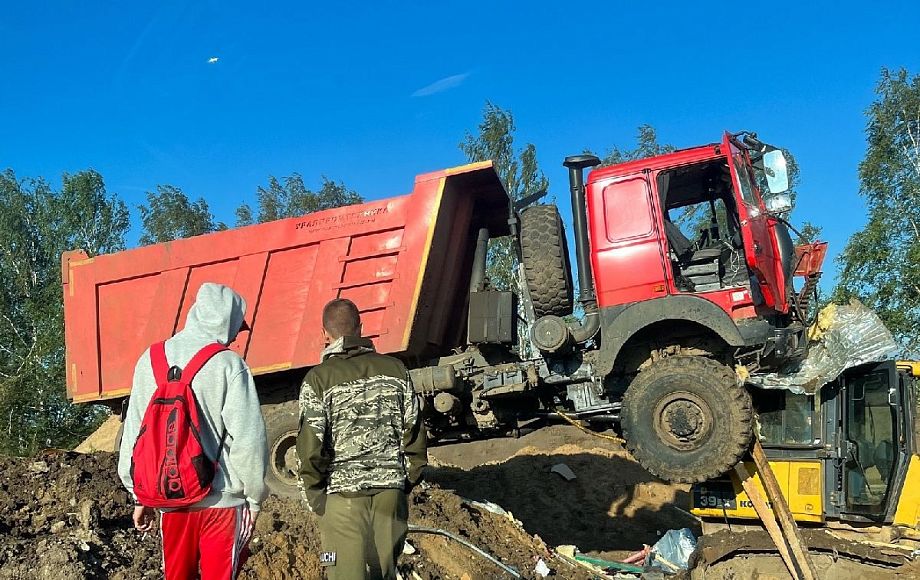 В селе Павловское Владимирской области грузовик «МАЗ» врезался в бульдозер