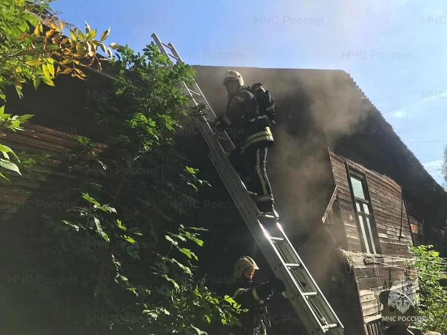 18 спасателей МЧС оперативно ликвидировали пожар в жилом доме в центре Владимира