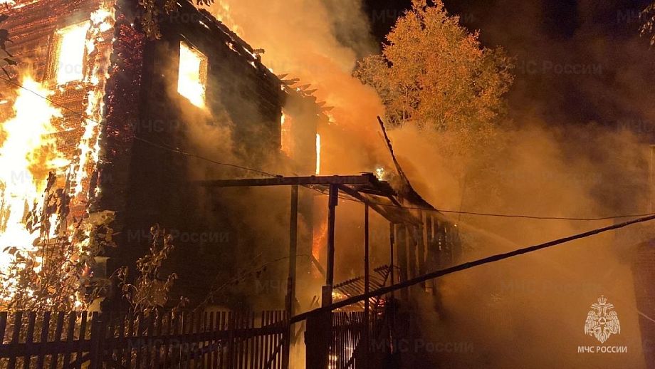 В Киржаче из-за пожара в неэксплуатируемом здании чуть не сгорел детский спортивный центр
