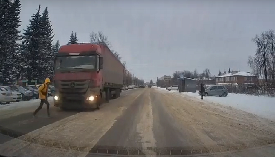 Подростка сбил грузовик на переходе во Владимирской области