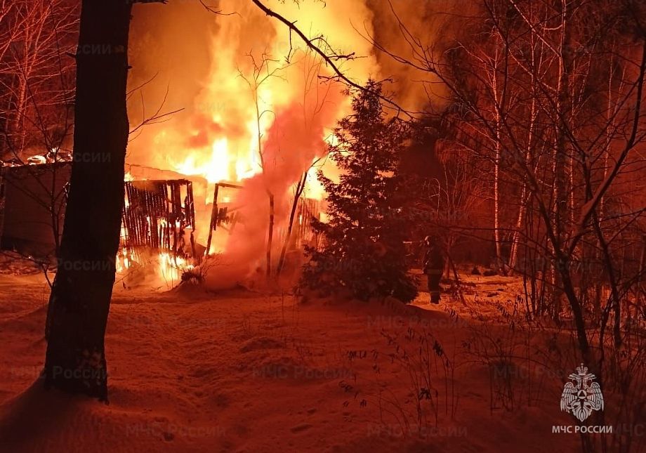В одной из деревень Владимирской области поздним вечером 6 декабря загорелось частное домовладение